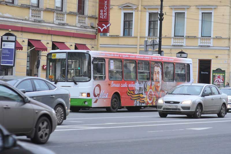 Автобус с портретом Сталина в Санкт-Петербурге (5 мая 2010)
