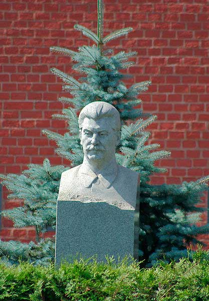 Надгробие Иосифа Сталина у Кремлёвской стены в Москве.