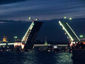 Дворцовый мост с ночной подсветкой