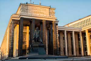 Главное здание библиотеки (1928&mdash;1958, арх. В. Г. Гельфрейх, В. А. Щуко и др.); на переднем плане &mdash; памятник Ф. М. Достоевскому (1997, скульп. А. И. Рукавишников, арх. М. М. Посохин).