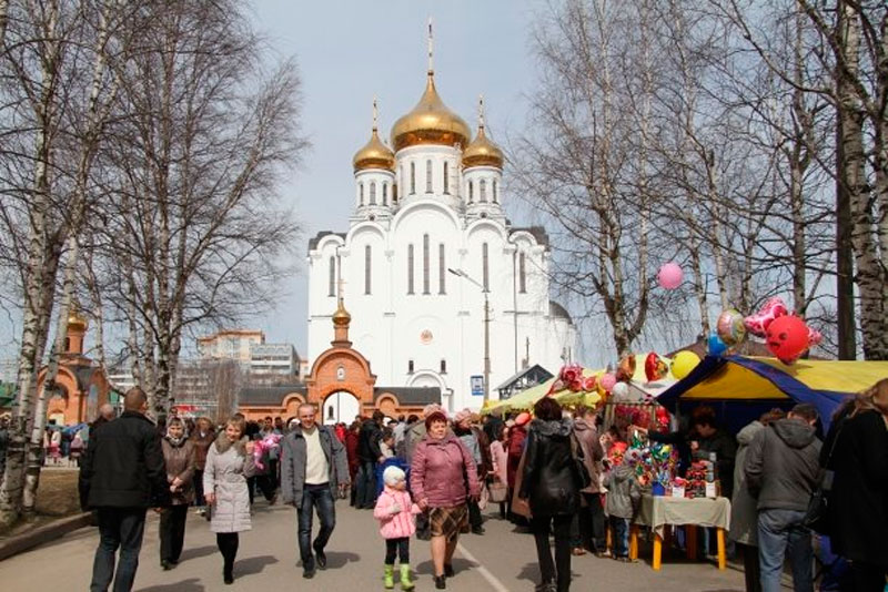 В Сыктывкаре проходят Пасхальные гуляния. В Сыктывкаре проходят Пасхальные гуляния.