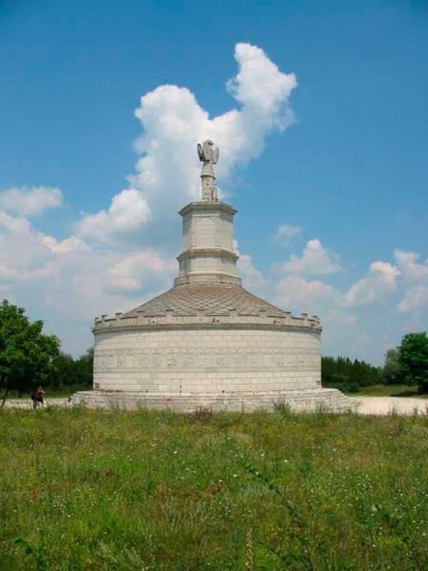 Tropeum Traiani (Tropheum), памятник-трофей Траяна в Дакии (ныне Адамклиси, Румыния), ассоциировавшийся Н. С. Державиным с «тропой Трояней» Tropeum Traiani (Tropheum), памятник-трофей Траяна в Дакии (ныне Адамклиси, Румыния), ассоциировавшийся Н. С. Державиным с «тропой Трояней»