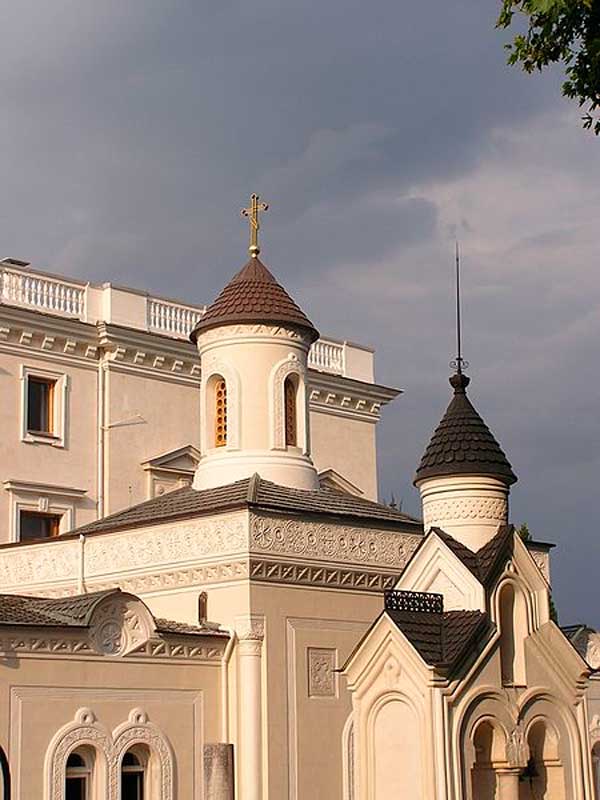Крестовоздвиженская домовая церковь. 1863 г. Архитектор И. А. Монигетти. Крестовоздвиженская домовая церковь. 1863 г. Архитектор И. А. Монигетти.