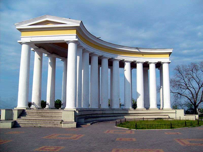 Колоннада перед дворцом Колоннада перед дворцом