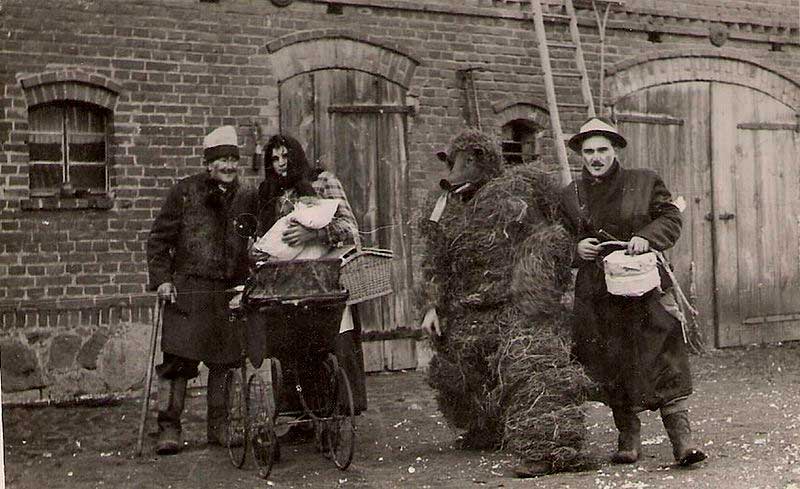 Ряженые на Запусты. Польша, 1950 Ряженые на Запусты. Польша, 1950