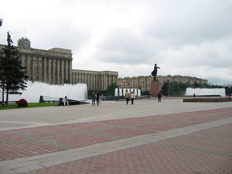 Московская площадь,
вид на улицу Типанова