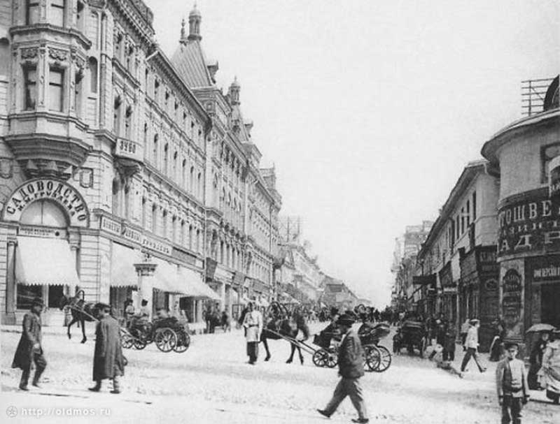 Камергерский переулок, вид от Тверской. Слева — доходный дом Толмачёвой, фото 1910—1914 гг Камергерский переулок, вид от Тверской. Слева — доходный дом Толмачёвой, фото 1910—1914 гг