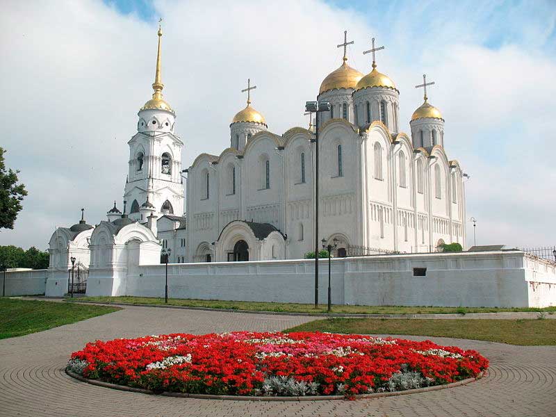 Общий вид Успенского собора с колокольней, лето 2011 г. Общий вид Успенского собора с колокольней, лето 2011 г.