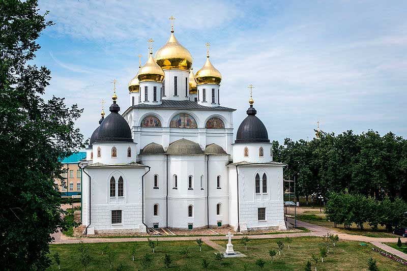 Вид собора Успения Пресвятой Богородицы с земляного вала