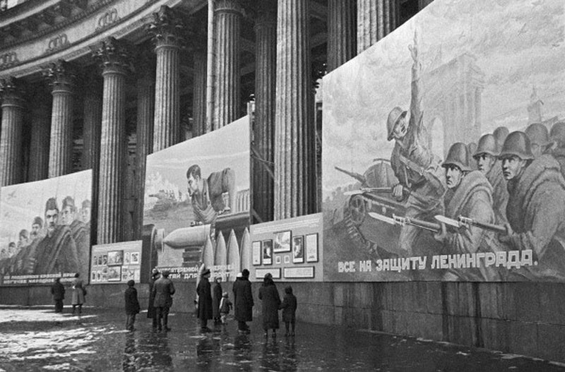 Плакаты на соборе в октябре 1941, фото А. Гаранина Плакаты на соборе в октябре 1941, фото А. Гаранина