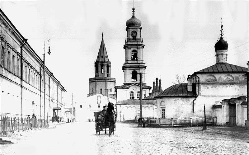 Церковь Киприана и Иустинии, XVI век (снесена после 1917 г.), на заднем плане колокольня Спасского монастыря