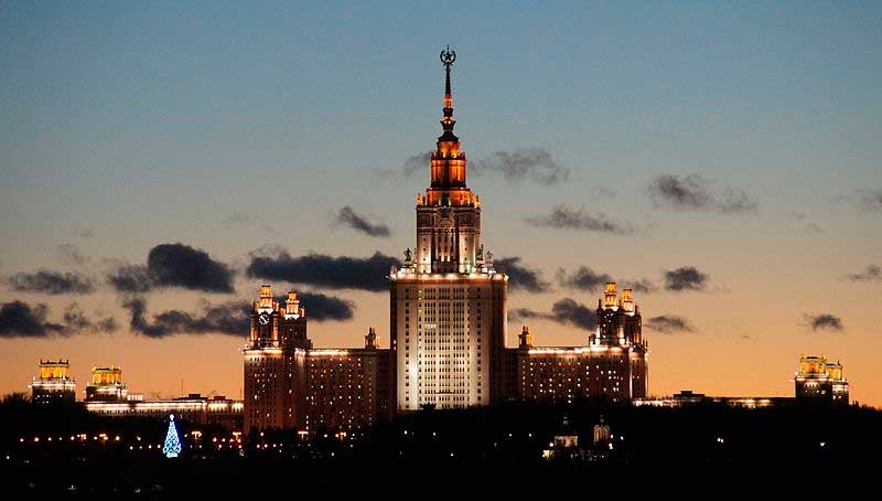 Главное здание МГУ вечером Главное здание МГУ вечером