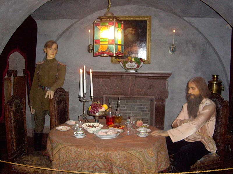 Восковые фигуры Феликса Юсупова и Григория Распутина. Юсуповский дворец на Мойке. Гарсоньерка Феликса. Восковые фигуры Феликса Юсупова и Григория Распутина. Юсуповский дворец на Мойке. Гарсоньерка Феликса.