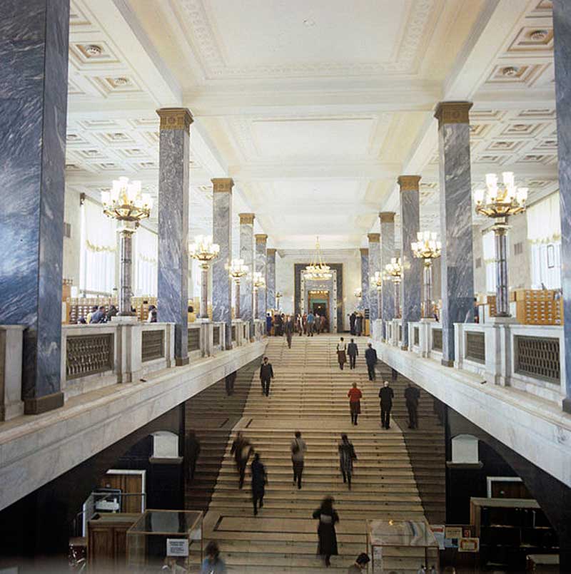 Вестибюль библиотеки, 1980