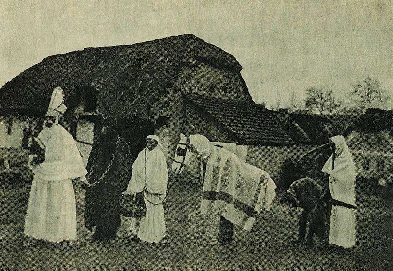 Коза, ангел, кобыла и смерть в процессии Микулаша (святого Николая) в Чехии. Начало XX века Коза, ангел, кобыла и смерть в процессии Микулаша (святого Николая) в Чехии. Начало XX века