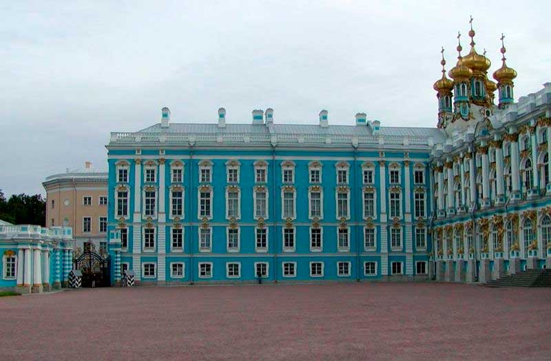 Боковое крыло и домовая церковь Боковое крыло и домовая церковь