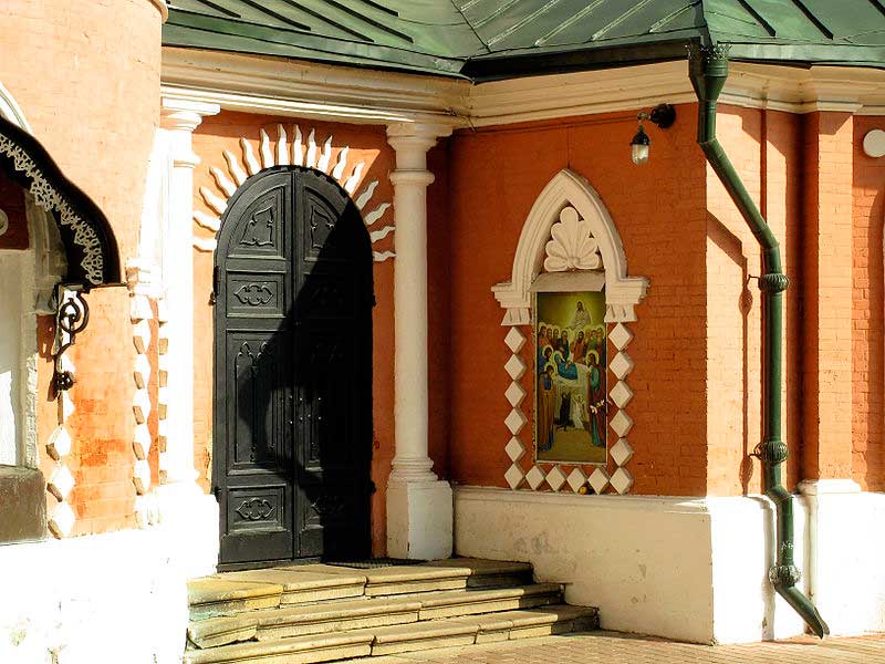 Вход в храм свт. Николая Чудотворца (западная сторона)