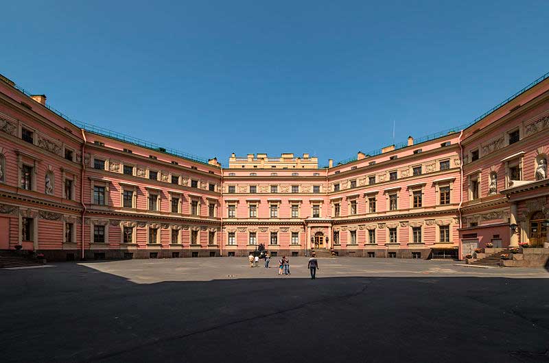 Большой двор замка Большой двор замка
