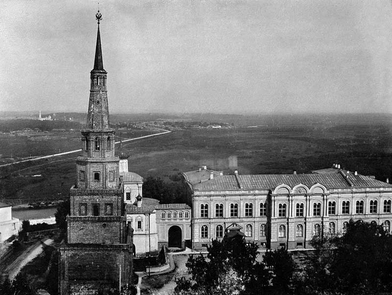 Вид на башню Сююмбике с колокольни Благовещенского собора; фотография до 1914 г. Вид на башню Сююмбике с колокольни Благовещенского собора; фотография до 1914 г.
