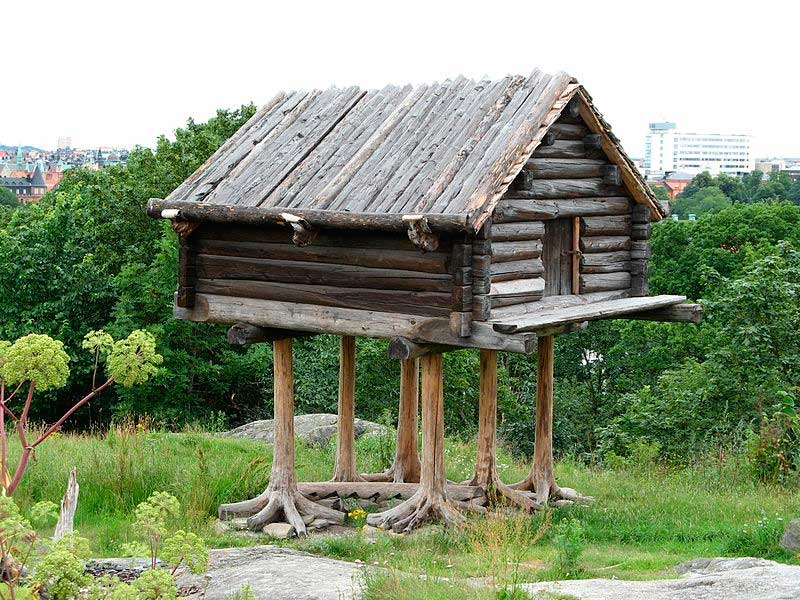 Саамский амбар. Модель на территории парка Скансен (Стокгольм) Саамский амбар. Модель на территории парка Скансен (Стокгольм).