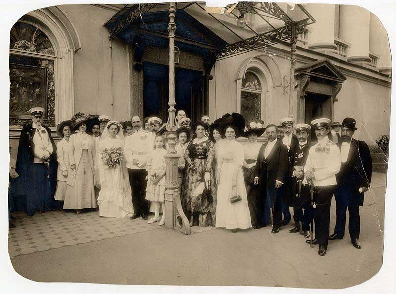 Свадьба Г. Я. Седова. Санкт-Петербург, 1910 год, возле Адмиралтейского собора (здание Главного Адмиралтейства). За спиной невесты &mdash; Ф. К. Дриженко. Слева сзади за Ф. К. Дриженко стоит его жена &mdash; Наталия Ивановна Дриженко, а ещё левее &mdash; две дочери. Крайний слева &mdash; А. И. Варнек