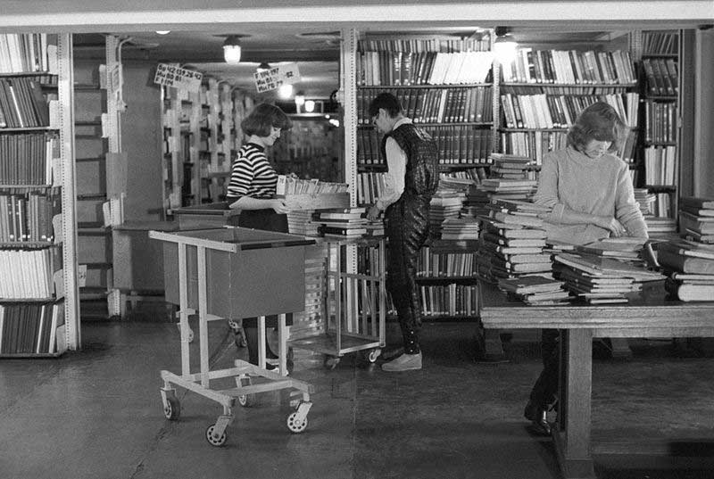 Один из ярусов книгохранилища в 1986 году