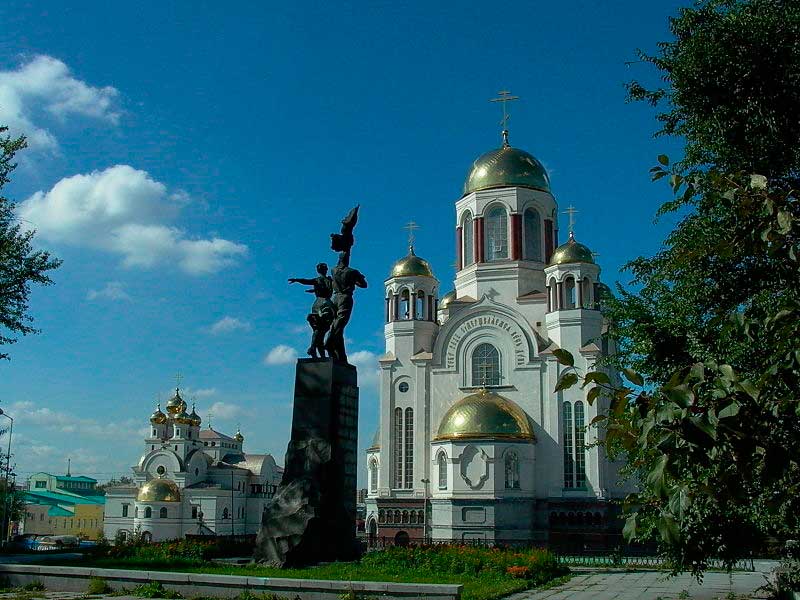 Храм-на-Крови и Патриаршее подворье со стороны Вознесенской церкви