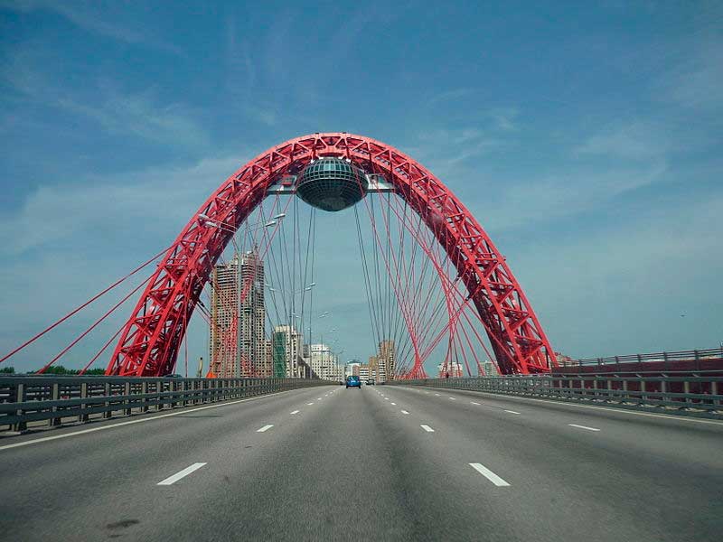Мост в июне 2009г. Вид на пилон с дорожного полотна. Мост в июне 2009г. Вид на пилон с дорожного полотна.