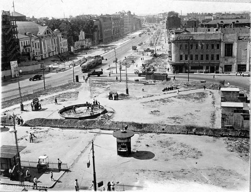 Триумфальная площадь в 1936 г. (после вырубки сквера и деревьев по Садовому кольцу). Видны здания Театра Сатиры (бывш. театр Альказар) и 1-го Мюзик-холла (бывш. цирк Никитиных), сбоку от него в лесах — угол театра Мейерхольда Триумфальная площадь в 1936 г. (после вырубки сквера и деревьев по Садовому кольцу). Видны здания Театра Сатиры (бывш. театр Альказар) и 1-го Мюзик-холла (бывш. цирк Никитиных), сбоку от него в лесах — угол театра Мейерхольда