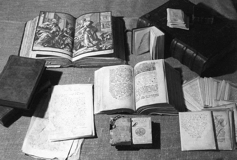 Старопечатные книги в зале реставрации (фото 1986 года)