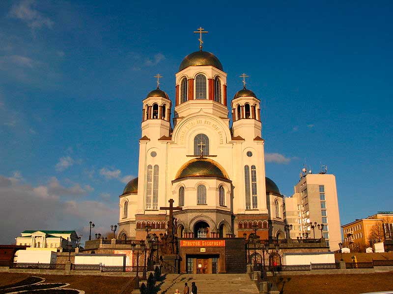 Храм-на-Крови в лучах вечернего солнца
