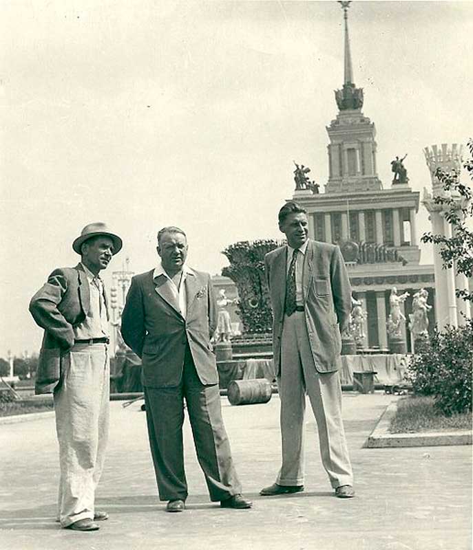 ВДНХ, 1954
слева направо: главный скульптор ВДНХ А. В. Пекарев, главный архитектор А. Ф. Жуков
справа — архитектор Р. Р. Кликс.
На заднем плане видны скульптуры фонтана «Дружба народов» и Главный павильон ВДНХ ВДНХ, 1954
слева направо: главный скульптор ВДНХ А. В. Пекарев, главный архитектор А. Ф. Жуков
справа — архитектор Р. Р. Кликс.
На заднем плане видны скульптуры фонтана «Дружба народов» и Главный павильон ВДНХ