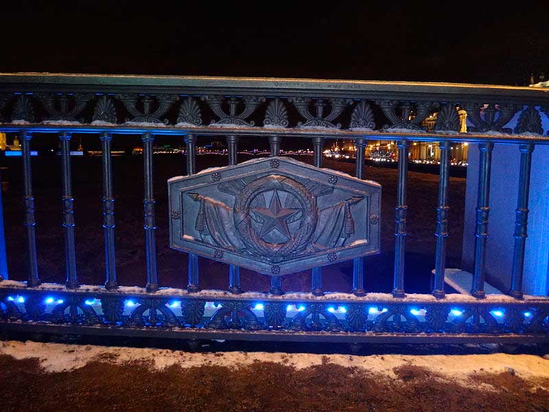 Решётка Дворцового моста (новогодняя подсветка; 2014)