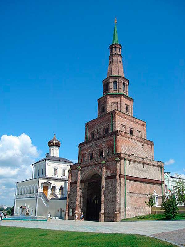 Башня Сююмбике и Дворцовая церковь