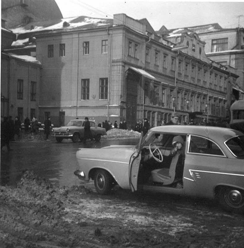 Здание театра в 1959 г. Видна нереконструированная сценическая коробка Здание театра в 1959 г. Видна нереконструированная сценическая коробка