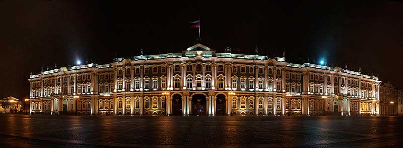 Главный вход с Дворцовой площади через арки Зимнего дворца. Вечерний вид Главный вход с Дворцовой площади через арки Зимнего дворца. Вечерний вид