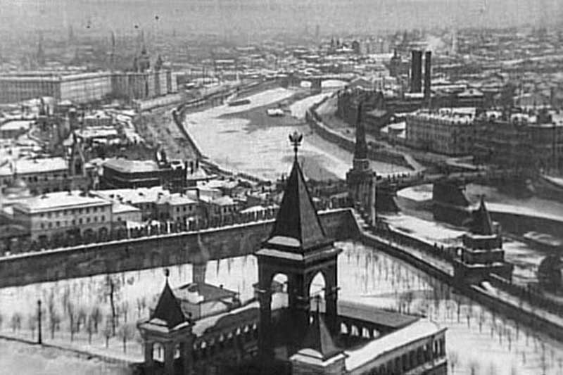 Вид с филаретовой пристройки Успенской звонницы Кремля на восточную сторону. Кадры из фильма Москва в снежном убранстве, 1908