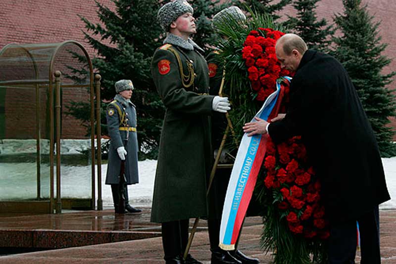 День защитника Отечества, 2008 год. Президент России Владимир Путин на возложении венка к Могиле Неизвестного солдата День защитника Отечества, 2008 год. Президент России Владимир Путин на возложении венка к Могиле Неизвестного солдата