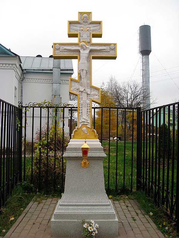 Крест в середине Святой Канавки