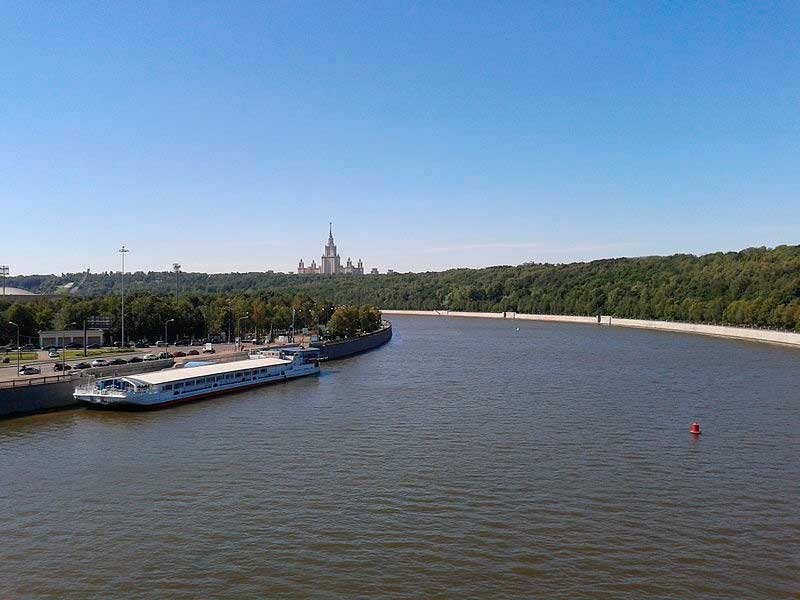Вид на Воробьёвы горы с Третьего транспортного кольца Вид на Воробьёвы горы с Третьего транспортного кольца