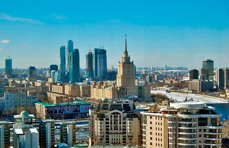 Большой Сити, 10 марта 2010. Слева Миракс Плаза, в середине позади гостиницы &laquo;Украина&raquo; &mdash; ММДЦ, справа ЦМТ