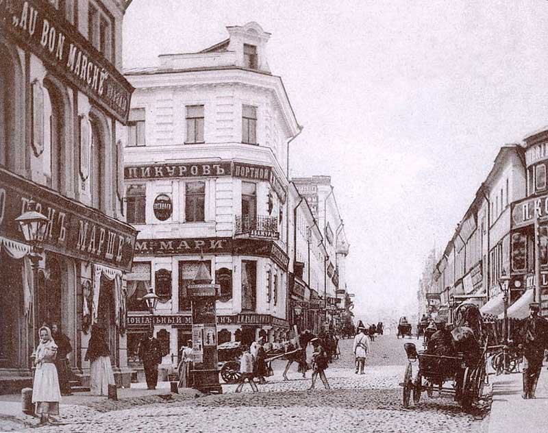 Вид на Камергерский переулок с Кузнецкого Моста, впереди слева — дом № 6/5, фото 1900—1910 гг. Вид на Камергерский переулок с Кузнецкого Моста, впереди слева — дом № 6/5, фото 1900—1910 гг.