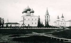 Соборная площадь в Холмогорах в 1910 году Соборная площадь в Холмогорах в 1910 году