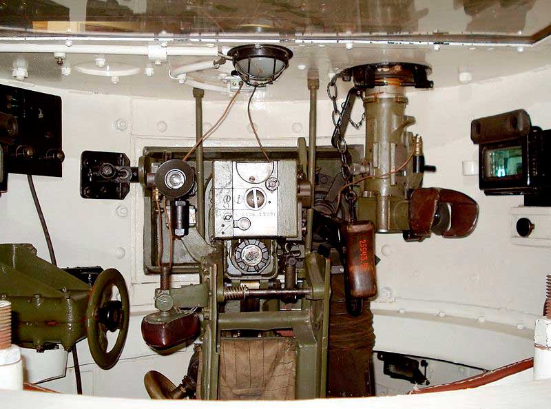 Башня Т-26 обр. 1933 г. Видны казённая часть 45-мм пушки и её механизмы наводки также спаренный с пушкой ДТ-29. Слева от орудия виден прицел ТОП, панорамный прицел ПТ-1 демонтирован Башня Т-26 обр. 1933 г. Видны казённая часть 45-мм пушки и её механизмы наводки также спаренный с пушкой ДТ-29. Слева от орудия виден прицел ТОП, панорамный прицел ПТ-1 демонтирован