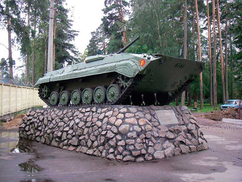 БМП-1 в посёлке Лебяжье (Ленинградская область)