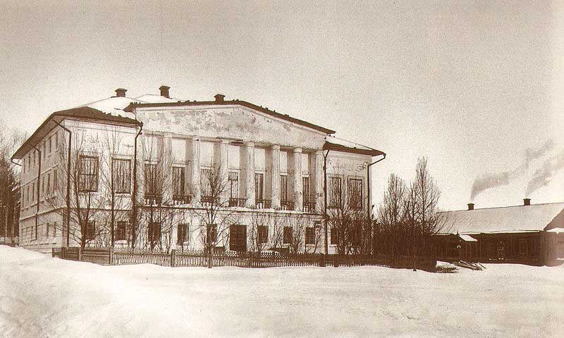 Дом, где родился Л. Н. Толстой, 1898 г. В 1854 году дом продан по распоряжению писателя на вывоз в село Долгое. Сломан в 1913 г. Дом, где родился Л. Н. Толстой, 1898 г. В 1854 году дом продан по распоряжению писателя на вывоз в село Долгое. Сломан в 1913 г.