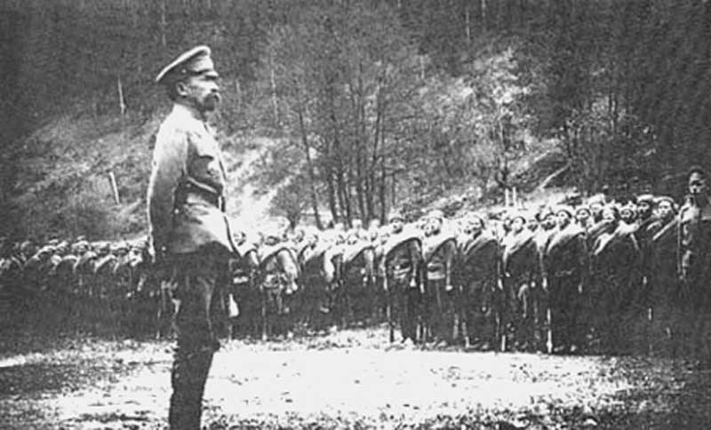 Генерал Корнилов перед фронтом войск. 1917 г.