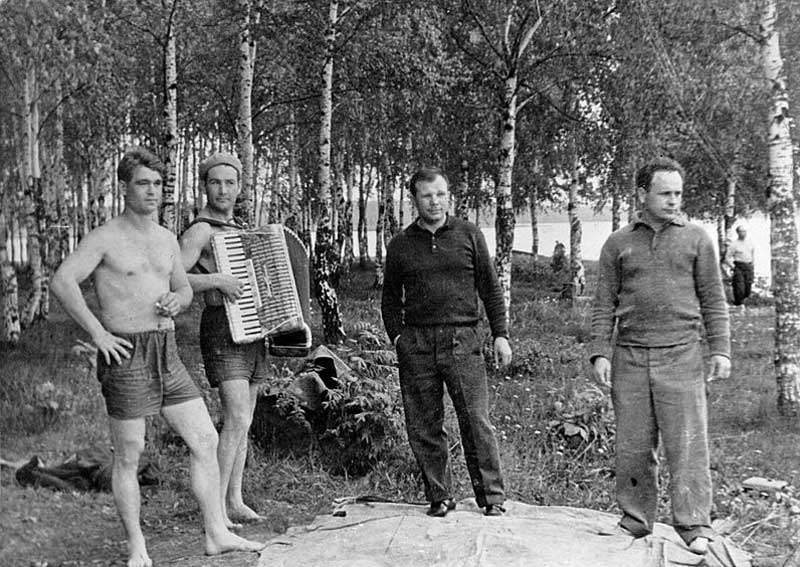 Космонавты: Юрий Гагарин (третий слева на фотографии), Виктор Горбатко на пикнике в Долгопрудном с друзьями, 19 августа 1963 года Космонавты: Юрий Гагарин (третий слева на фотографии), Виктор Горбатко на пикнике в Долгопрудном с друзьями, 19 августа 1963 года