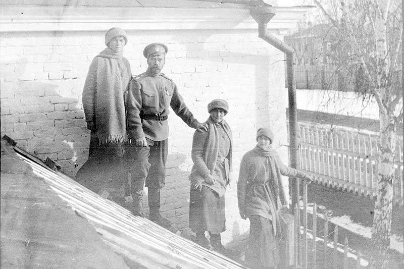 Николай Романов с дочерьми Ольгой, Анастасией и Татьяной в Тобольске зимой 1917 года Николай Романов с дочерьми Ольгой, Анастасией и Татьяной в Тобольске зимой 1917 года