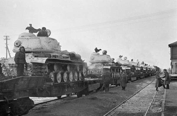 Эшелон с танками ИС-2 у разъезда Дубосеково, зима 1945 Эшелон с танками ИС-2 у разъезда Дубосеково, зима 1945